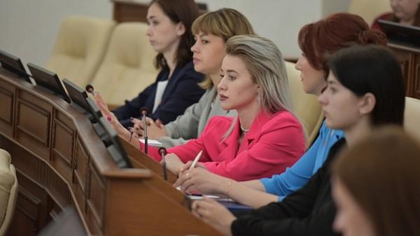 Депутаты Молодежного Парламента Алтайского края предлагают включить категорию «электросамокаты» в ПДД Депутаты Молодежного Парламента Алтайского края предлагают включить категорию «электросамокаты» в ПДД