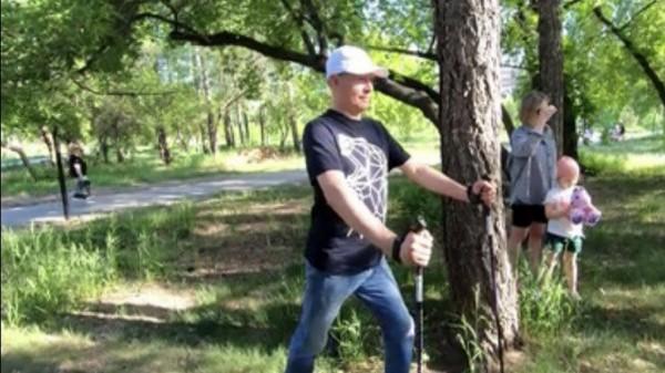 Барнаульцев учат скандинавской ходьбе в Мизюлинской роще