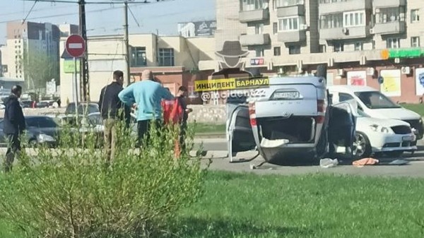 В Барнауле произошло ДТП с переворотом автомобиля В Барнауле произошло ДТП с переворотом автомобиля
