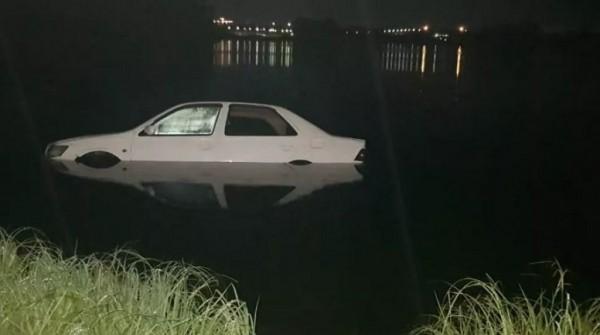 В Барнауле нетрезвый водитель переехал девушку и утопил автомобиль в реке В Барнауле нетрезвый водитель переехал девушку и утопил автомобиль в реке