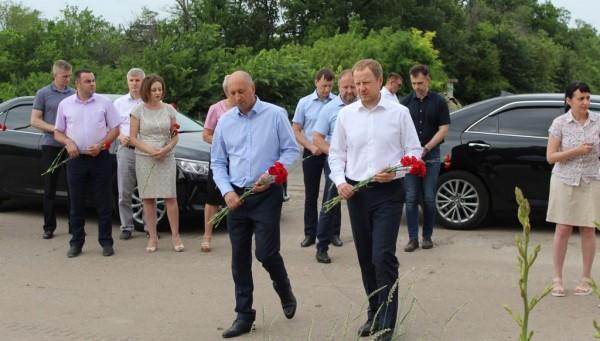 В ходе рабочей поездки в Луганск делегация Алтайского края возложила цветы к памятнику погибшим мирным жителям и ополченцам В ходе рабочей поездки в Луганск делегация Алтайского края возложила цветы к памятнику погибшим мирным жителям и ополченцам