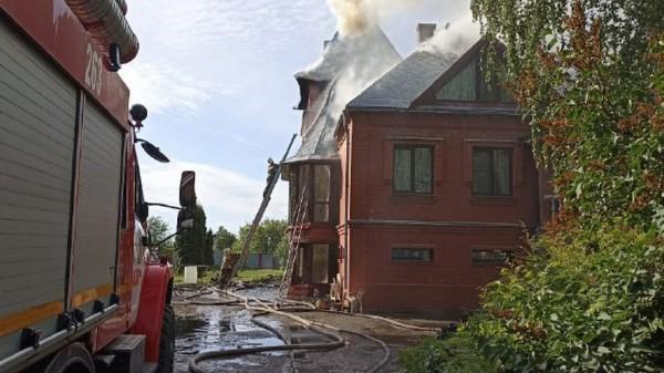 В садоводстве «Лесная поляна» под Барнаулом тушат жилой дом В садоводстве «Лесная поляна» под Барнаулом тушат жилой дом