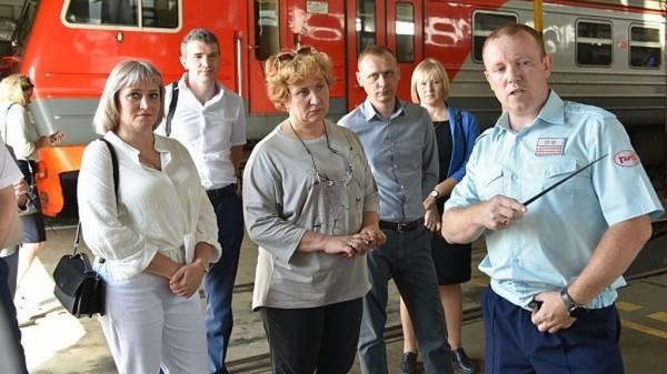 Депутаты АКЗС оценили рабочие мощности станции Алтайская Западно-Сибирской железной дороги Депутаты АКЗС оценили рабочие мощности станции Алтайская Западно-Сибирской железной дороги