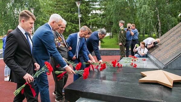 В Барнауле в День памяти и скорби возложили цветы к Мемориалу славы