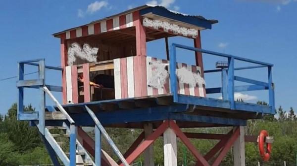 В Павловске вандалы испортили вышку спасателя на пляже