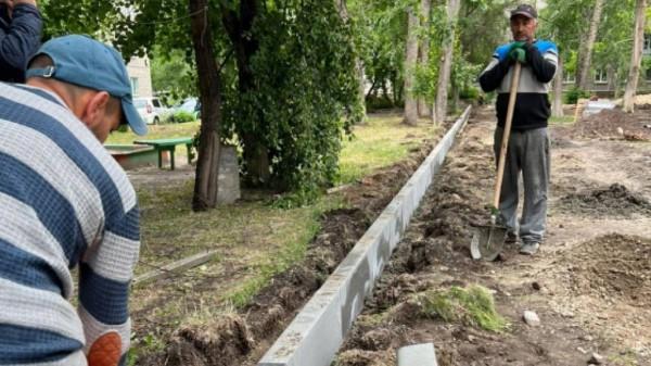 В Барнауле благоустраивают территорию рядом с поликлиникой № 10 В Барнауле благоустраивают территорию рядом с поликлиникой № 10