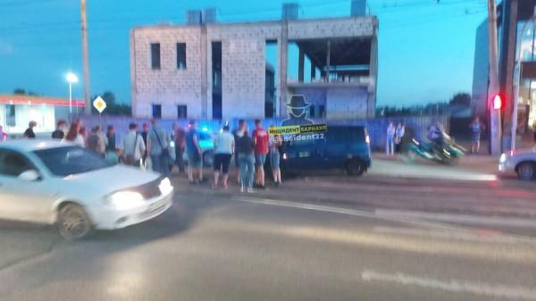 В Барнауле на дороге сбили ребенка В Барнауле на дороге сбили ребенка