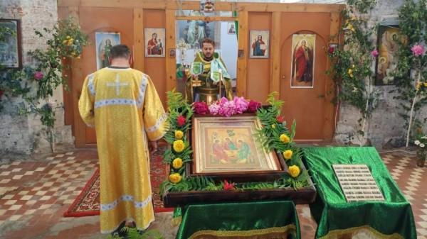 В старинном Богоявленском храме Камня возобновились богослужения В старинном Богоявленском храме Камня возобновились богослужения