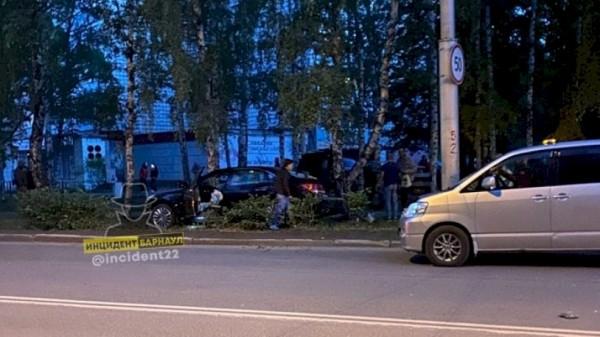 В Барнауле нетрезвый водитель вылетел с дороги В Барнауле нетрезвый водитель вылетел с дороги