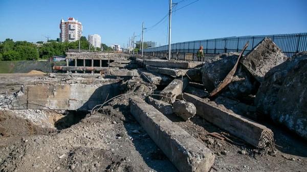 В Барнауле продолжается демонтаж моста на Новом рынке В Барнауле продолжается демонтаж моста на Новом рынке