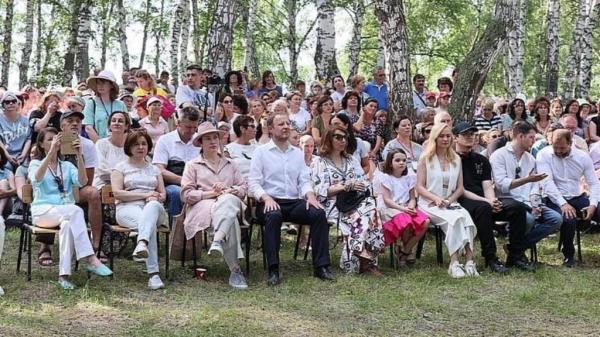 Виктор Томенко: «Мы все очень рады и гордимся тем, что Роберт Рождественский родился здесь, в селе Косиха Алтайского края» Виктор Томенко: «Мы все очень рады и гордимся тем, что Роберт Рождественский родился здесь, в селе Косиха Алтайского края»