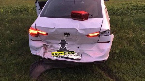 На трассе Барнаул — Павловск столкнулись два автомобиля На трассе Барнаул — Павловск столкнулись два автомобиля