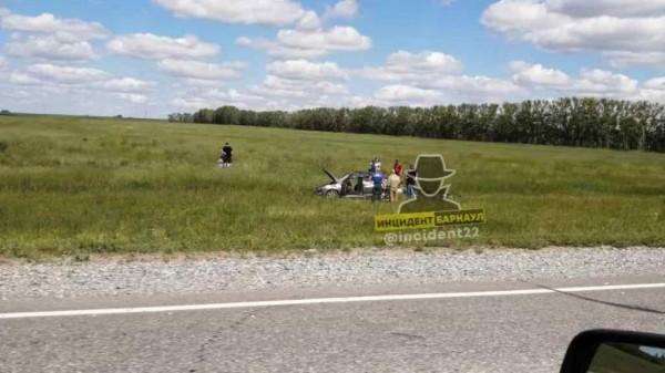 На алтайской трассе несколько раз перевернулась легковушка На алтайской трассе несколько раз перевернулась легковушка