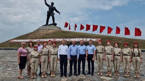 В День памяти и скорби губернатор Виктор Томенко возложил цветы к памятнику "Комбат" в ЛНР