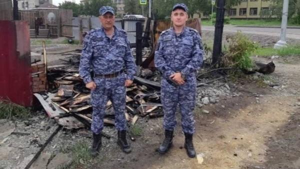 Сотрудники Росгвардии из Камня-на-Оби спасли человека от пожара
