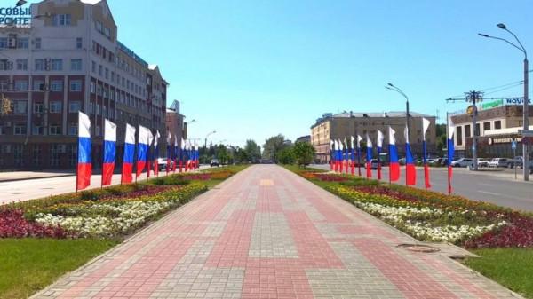 Улицы Барнаула украсили ко Дню России