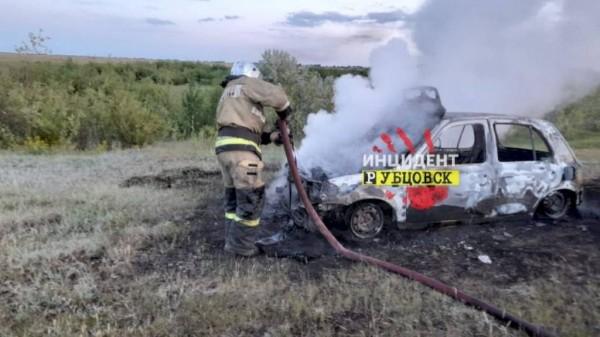 В Алтайском крае нашли сгоревший автомобиль с умершим человеком