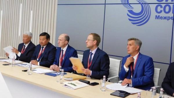 Делегация Алтайского края приняла участие в открытии стенда «Большая Сибирь» на Петербургском международном экономическом форуме Делегация Алтайского края приняла участие в открытии стенда «Большая Сибирь» на Петербургском международном экономическом форуме