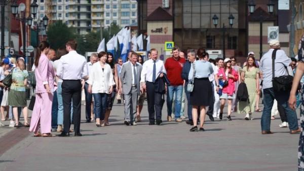 Губернатор Виктор Томенко приниял участие в праздничных мероприятиях, посвященных Дню России Губернатор Виктор Томенко приниял участие в праздничных мероприятиях, посвященных Дню России