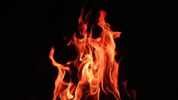 С 34-го квартала Михайловского участкового лесничества ветер раздувает новый пожар