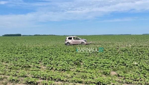 В результате ДТП на алтайской трассе перевернулся автомобиль и погибла женщина