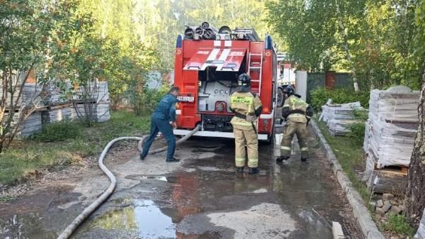 В садоводстве «Лесная поляна» под Барнаулом тушат жилой дом В садоводстве «Лесная поляна» под Барнаулом тушат жилой дом
