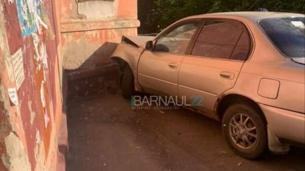 В Барнауле автомобиль, убегая от погони, врезался в жилой дом В Барнауле автомобиль, убегая от погони, врезался в жилой дом