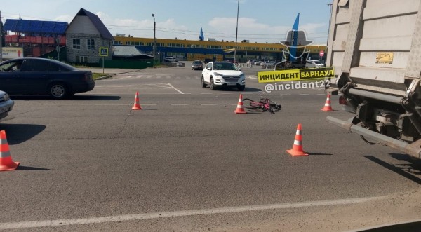 В Барнауле грузовик насмерть сбил велосипедиста В Барнауле грузовик насмерть сбил велосипедиста