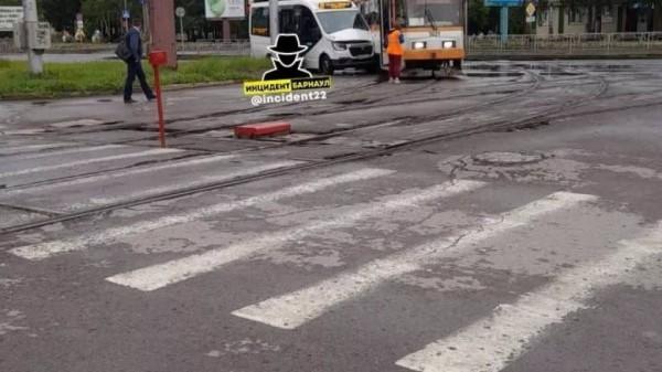 В Барнауле маршрутка столкнулась с трамваем