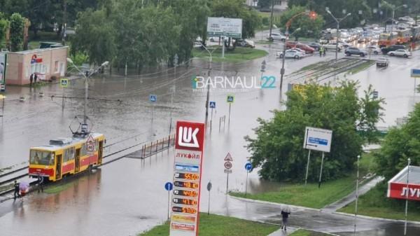 Мощный ливень затопил улицы Барнаула Мощный ливень затопил улицы Барнаула