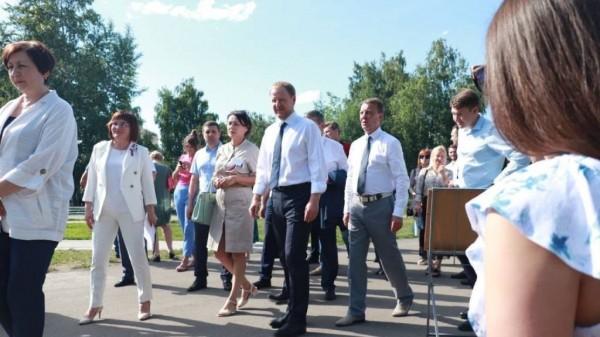 Губернатор Виктор Томенко приниял участие в праздничных мероприятиях, посвященных Дню России Губернатор Виктор Томенко приниял участие в праздничных мероприятиях, посвященных Дню России