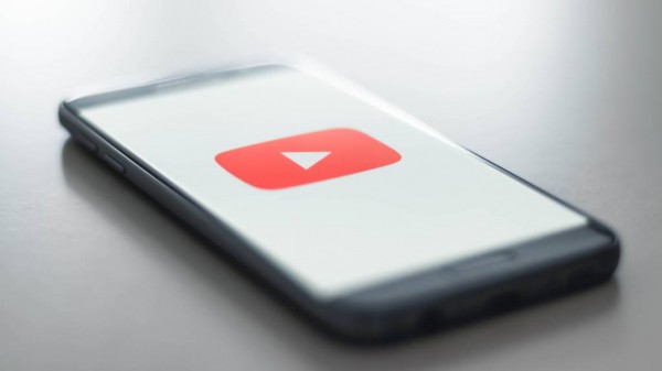 Родителям Алтайского края объяснили, что делать, если YouTube предлагает ребёнку недетское видео Родителям Алтайского края объяснили, что делать, если YouTube предлагает ребёнку недетское видео