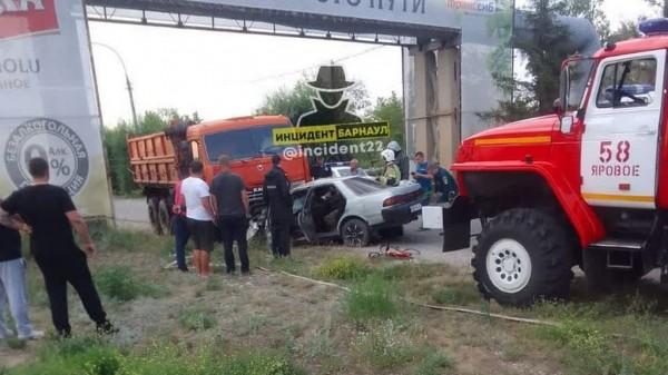 Человек погиб в лобовом ДТП с «КАМАЗом» в Яровом Человек погиб в лобовом ДТП с «КАМАЗом» в Яровом