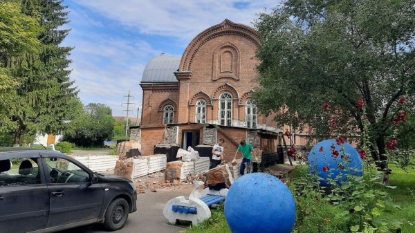 В Барнауле снесли колонны у здания бывшего планетария В Барнауле снесли колонны у здания бывшего планетария