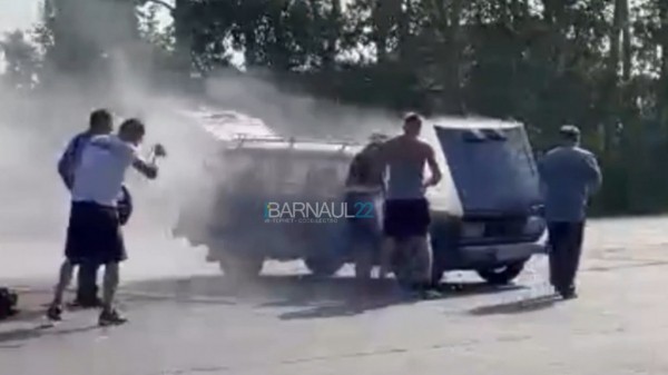 Барнаульцы с помощью пива потушили горящий автомобиль Барнаульцы с помощью пива потушили горящий автомобиль