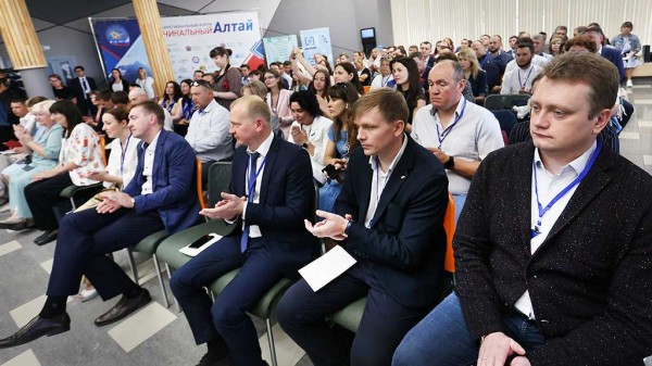 Гость из Татарстана рассказал алтайским промышленникам, как остаться на плаву, уравновесив предложение со спросом