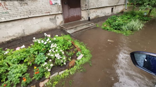 Улицы Барнаула затопило дождём Улицы Барнаула затопило дождём