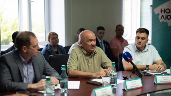 Круглый стол, очистка Пивоварского водопада, эко-пикник и подписание открытого письма. Чем занимались эко-активисты во время визита в город Георгия Арапова? Круглый стол, очистка Пивоварского водопада, эко-пикник и подписание открытого письма. Чем занимались эко-активисты во время визита в город Георгия Арапова?