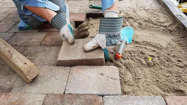 В Барнауле устанавливают памятник строителям В Барнауле устанавливают памятник строителям