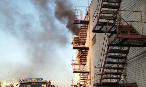В Барнауле в одном из гаражных боксов загорелся автомобиль В Барнауле в одном из гаражных боксов загорелся автомобиль