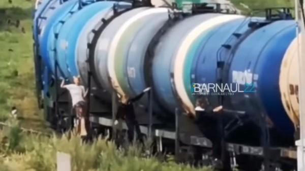 Жительница Алтайского края опубликовала видео с подростками, которые запрыгивают на идущий поезд