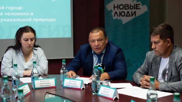 Круглый стол, очистка Пивоварского водопада, эко-пикник и подписание открытого письма. Чем занимались эко-активисты во время визита в город Георгия Арапова? Круглый стол, очистка Пивоварского водопада, эко-пикник и подписание открытого письма. Чем занимались эко-активисты во время визита в город Георгия Арапова?