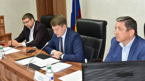 Депутаты АКЗС обсудили с регоператорами проблемы и перспективы развития системы обращения с ТКО в Алтайском крае Депутаты АКЗС обсудили с регоператорами проблемы и перспективы развития системы обращения с ТКО в Алтайском крае