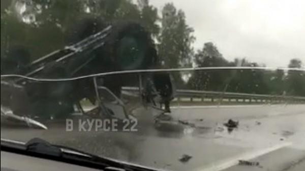 В результате ДТП возле Сибирского перевернулся трактор В результате ДТП возле Сибирского перевернулся трактор
