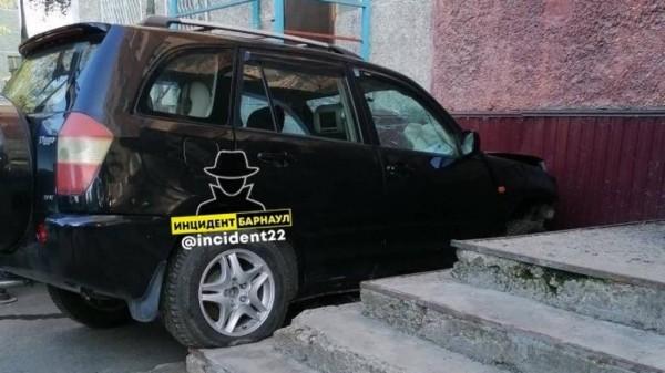 Автомобиль въехал в стену жилого дома в Барнауле