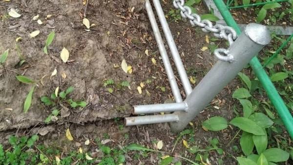 Жительница Барнаула рассказала о воровстве металла с Власихинского кладбища Жительница Барнаула рассказала о воровстве металла с Власихинского кладбища