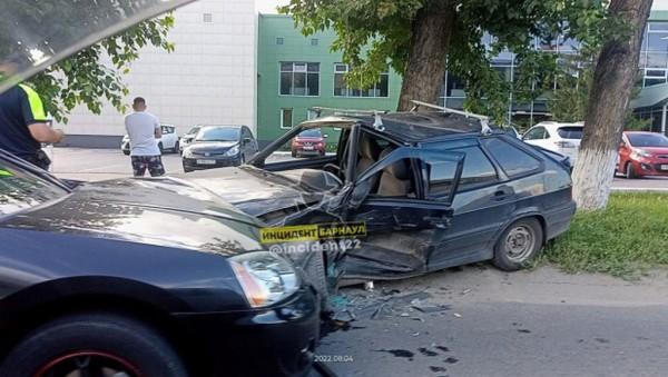 В Барнауле произошло ДТП, в котором пострадал водитель В Барнауле произошло ДТП, в котором пострадал водитель