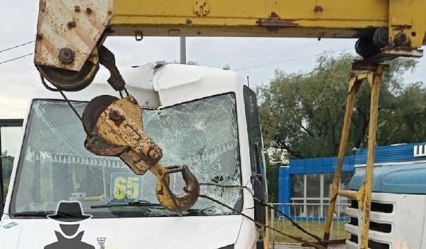 В Барнауле у автокрана отказали тормоза, и он влетел в маршрутку В Барнауле у автокрана отказали тормоза, и он влетел в маршрутку