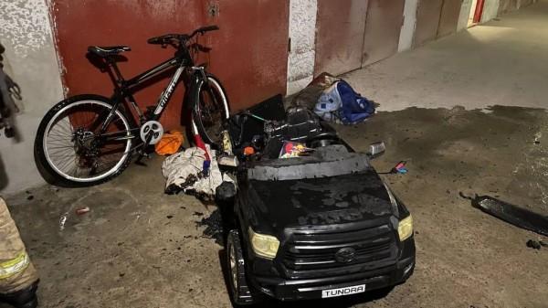 В Барнауле пожарные ликвидировали возгорание из-за детского электромобиля