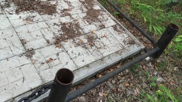 Жительница Барнаула рассказала о воровстве металла с Власихинского кладбища Жительница Барнаула рассказала о воровстве металла с Власихинского кладбища